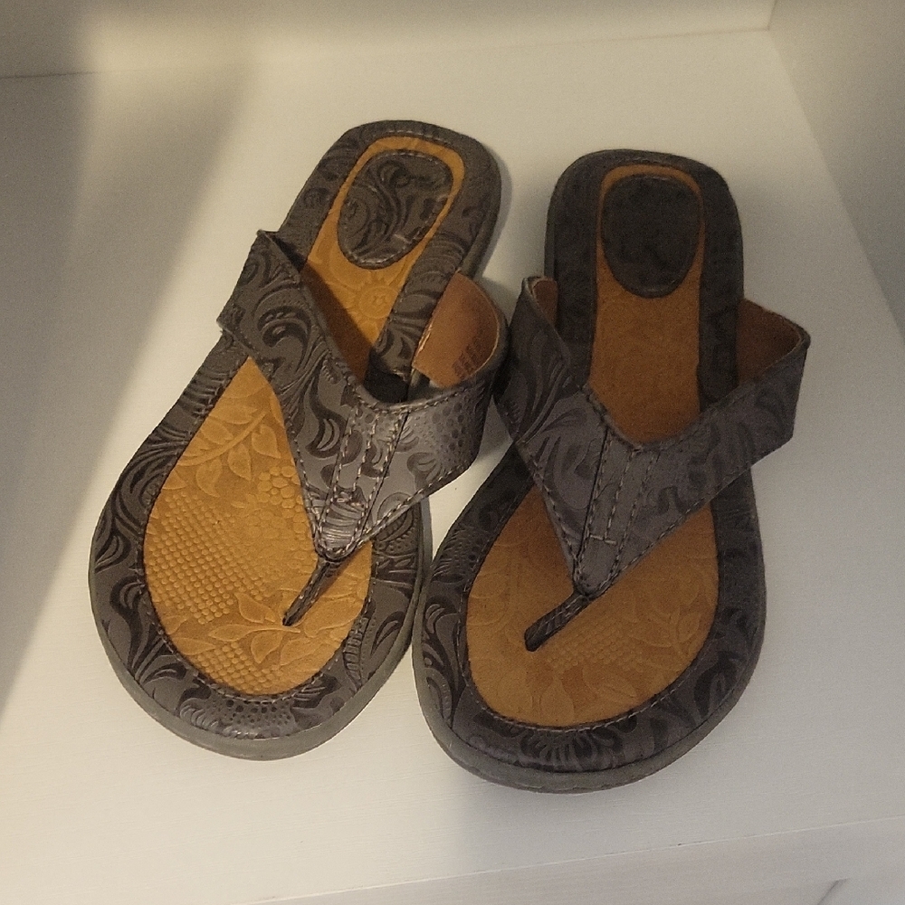b.o.c. Sandals Sz7 in Gray and Tan